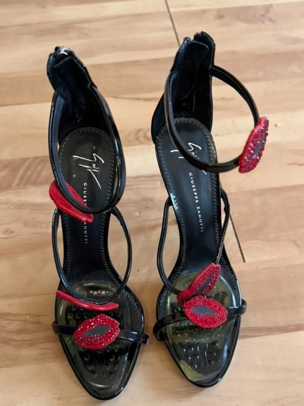 RARE 37.5 Giuseppe Zanotti Black Leather Red Lip-Accent Stiletto Sandals - Picture 5 of 5